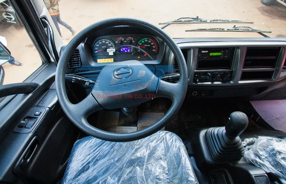 Xe tải Hino FM ép rác với hệ thống taplo hiện đại