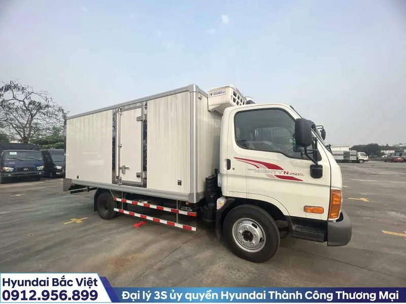 Mẫu Hyundai N250SL thùng đông lạnh Panel Composite cách nhiệt tốt