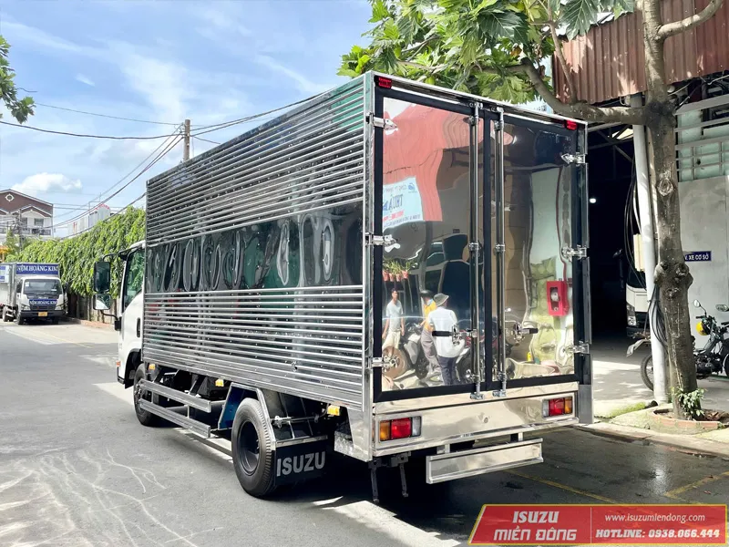 Thùng kín xe tải Isuzu QKR 210