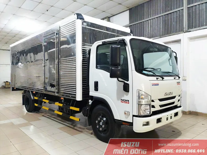 Xe tải Isuzu NQR 550 4.9 tấn thùng kín an toàn