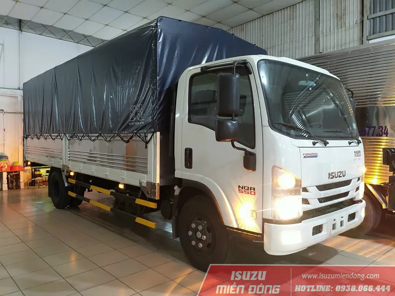 Xe tải Isuzu NQR 550 4.9 tấn thùng mui bạt tiện lợi