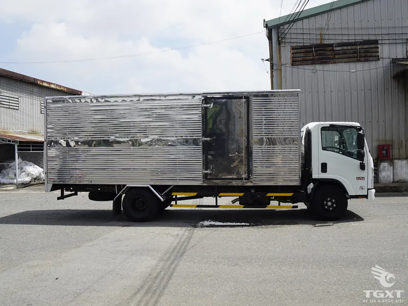 Xe Tải Isuzu NQR75ME4 5.5 Tấn Thùng Kín