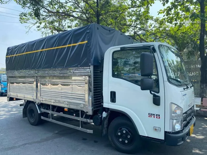 Xe tải Isuzu QKR 210 thùng mui bạt 4m3 tải trọng 1.9 tấn