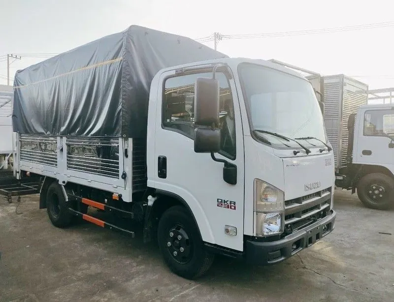 Xe Tải Isuzu QKR 230 thùng mui bạt 3m6 tải trọng 1.9 tấn