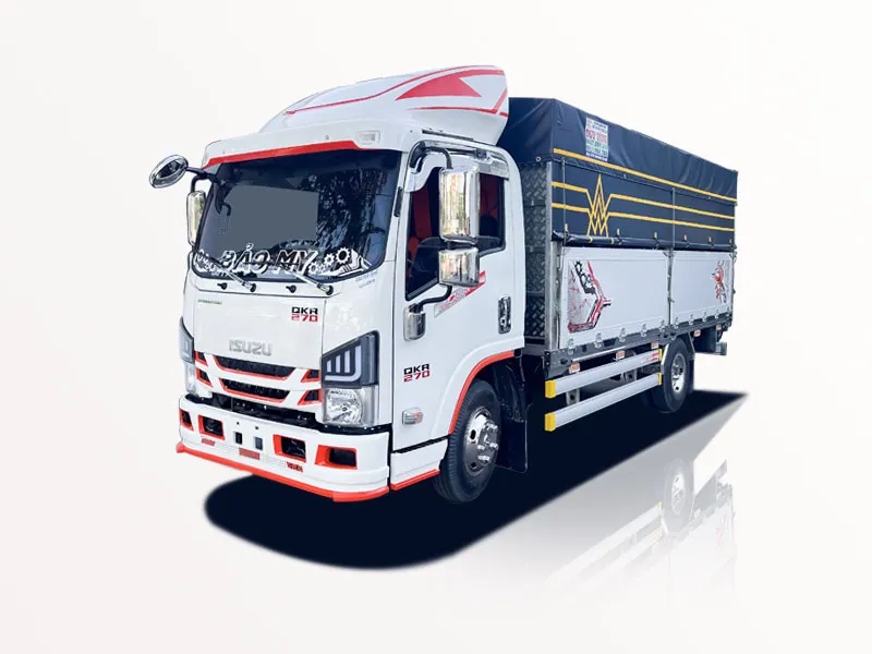 Xe tải Isuzu QMR77HE5 2.5 tấn thùng bạt màu trắng đang vận chuyển hàng hóa trên đường phố