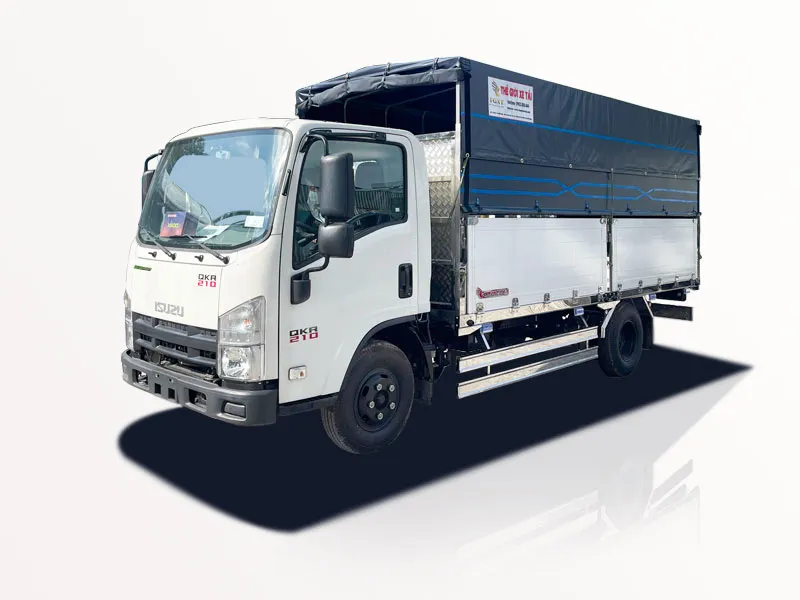 Xe tải Isuzu QMR77HE5A 1.9 tấn thùng bạt có bửng nâng thủy lực đang hoạt động