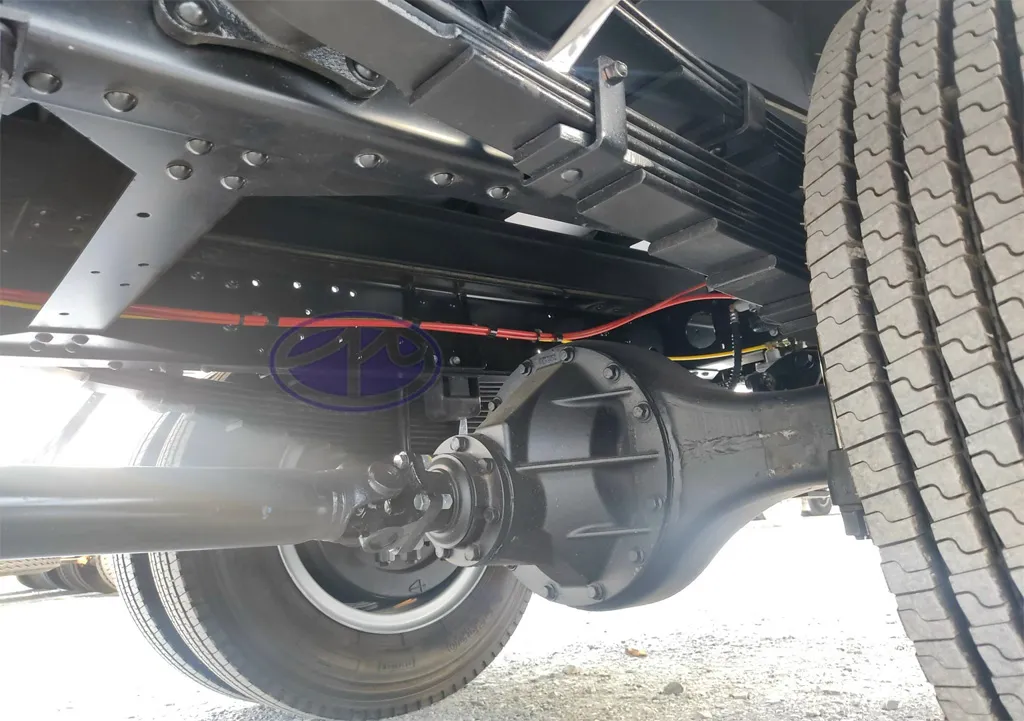 Hệ thống nhíp lá dày dặn giúp xe chịu tải tốt