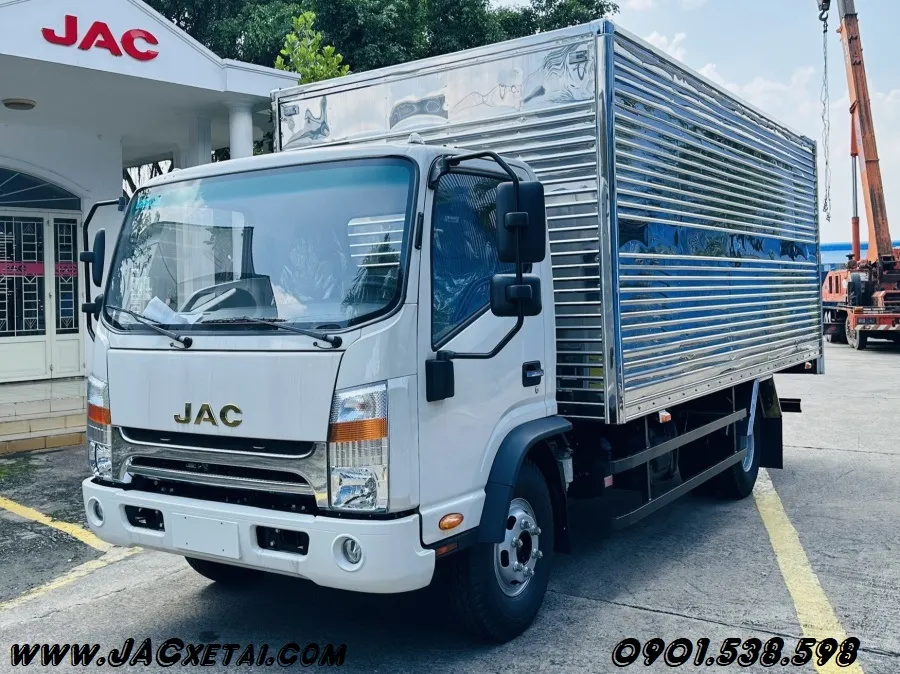 Xe tải JAC N500 E5 thùng kín với tải trọng 4.95 tấn, có kích thước thùng hàng dài 5m25, phù hợp vận chuyển liên tỉnh