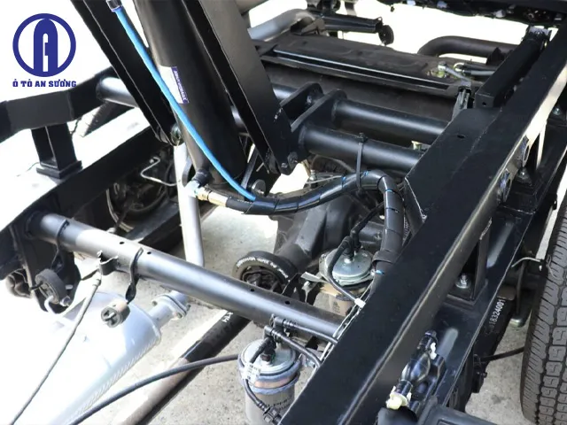 Cận cảnh hệ thống khung gầm chassis và nhíp sau siêu khỏe