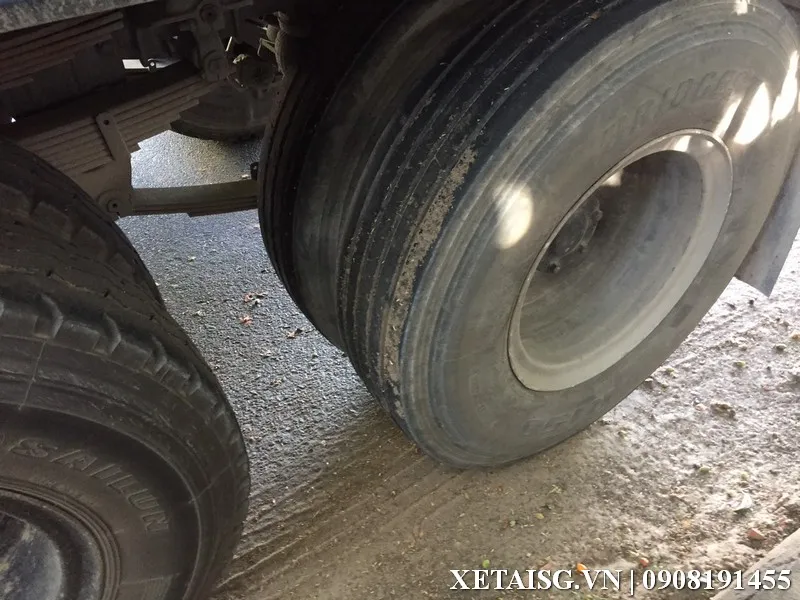 Ngoại thất xe tải Thaco Auman 3 chân cũ đời 2014 với thùng inox