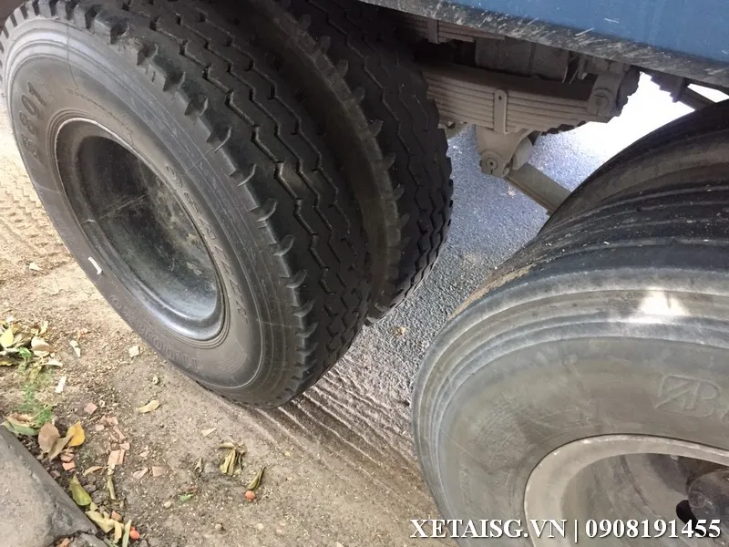Lốp xe Auman 3 chân, còn 70% gai