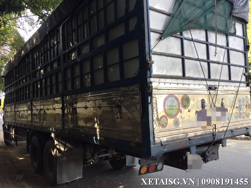 Đèn pha và lưới tản nhiệt xe Auman 3 chân