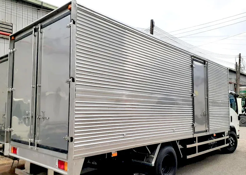Xe tải Isuzu NQR75 thùng kín với kích thước lòng thùng rộng rãi, tối ưu vận tải đường dài