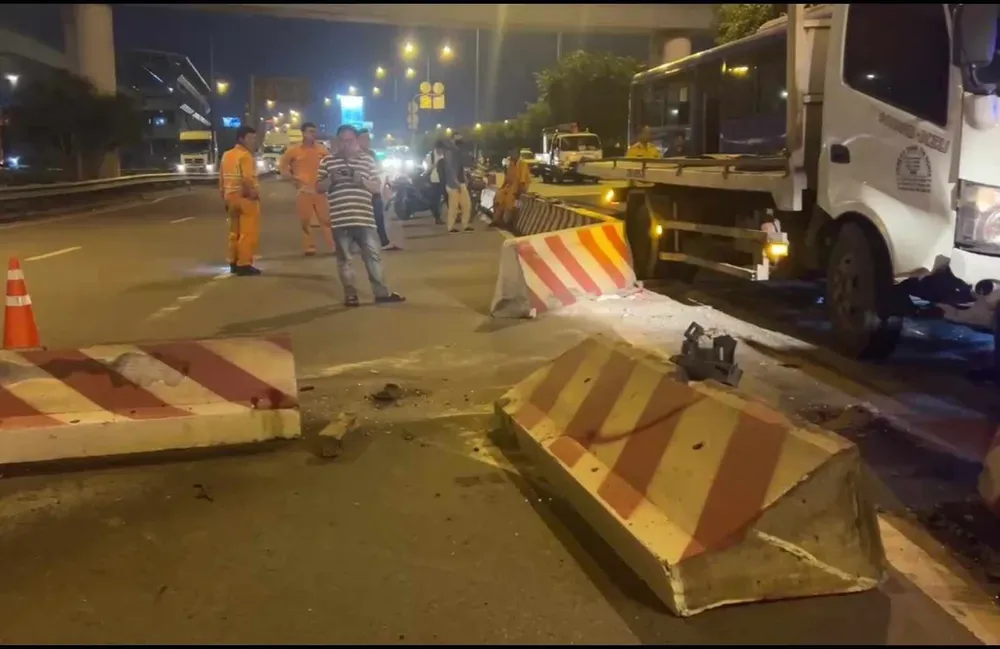 Hình ảnh xe tải tông dải phân cách sau va chạm, minh họa cho tầm quan trọng của cách tải xe buýt