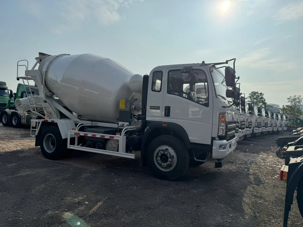 Ô tô trộn bê tông CNHTC 6m3 đời 2024 hoạt động tại công trường