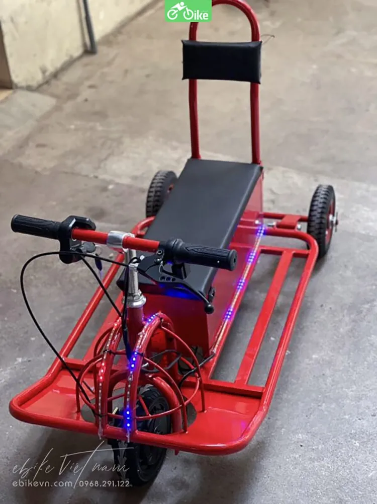 Phần đuôi xe điện khu vui chơi với thiết kế khí động học