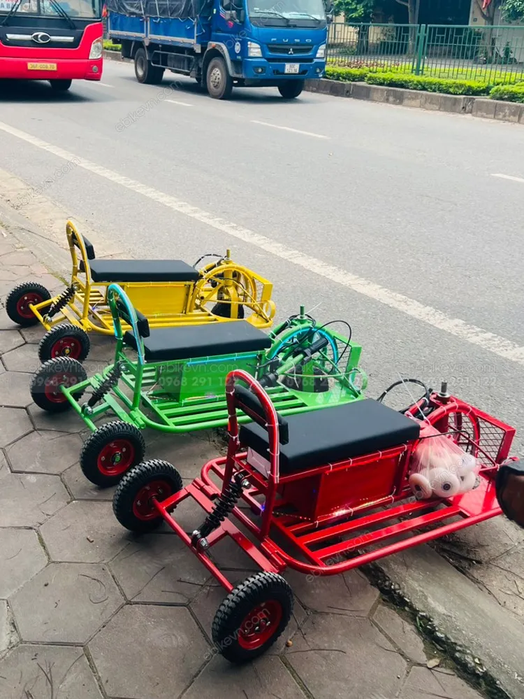 Mặt sau và hệ thống đèn hậu xe điện khu vui chơi