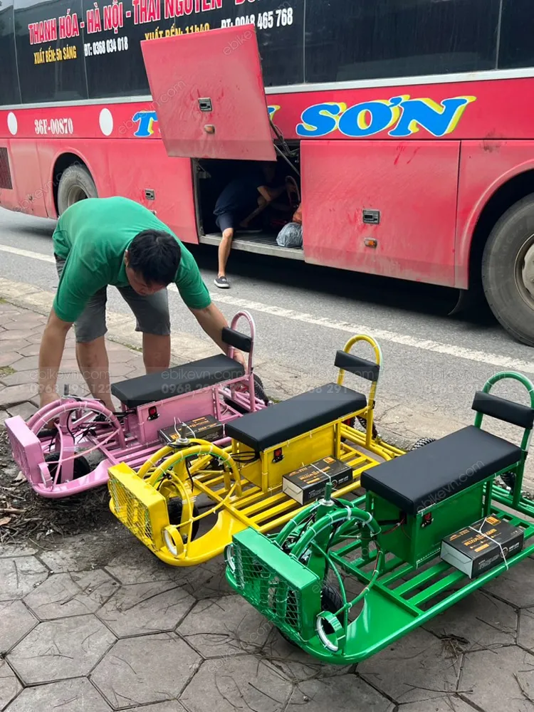 Xe điện khu vui chơi với nhiều màu sắc bắt mắt