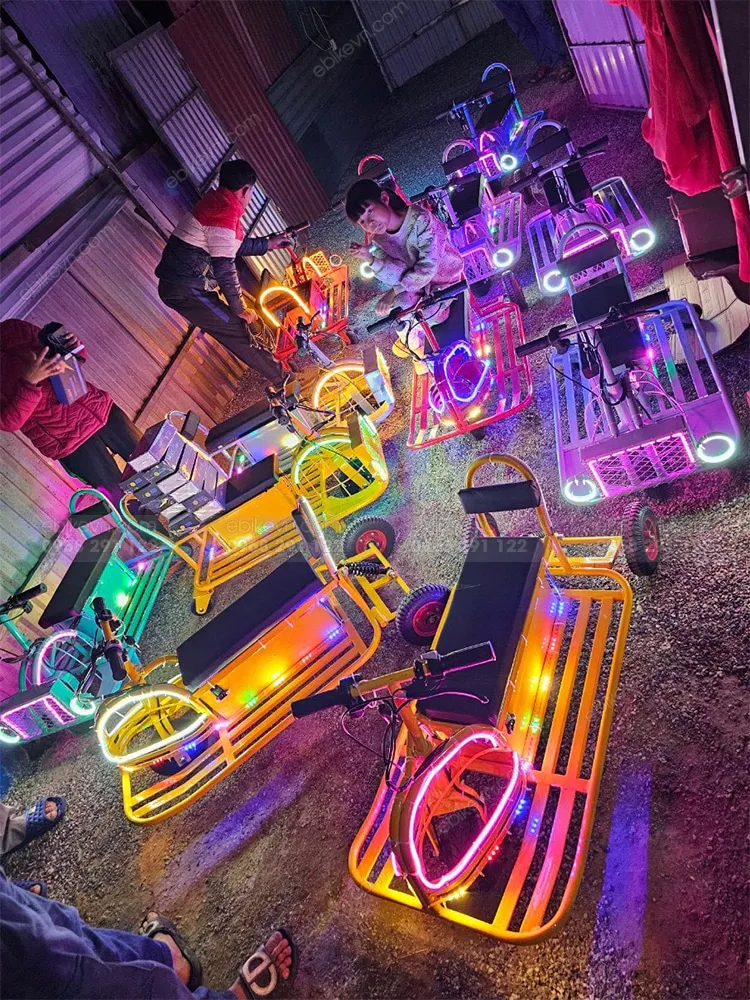 Khách hàng nhỏ tuổi hào hứng với xe điện khu vui chơi