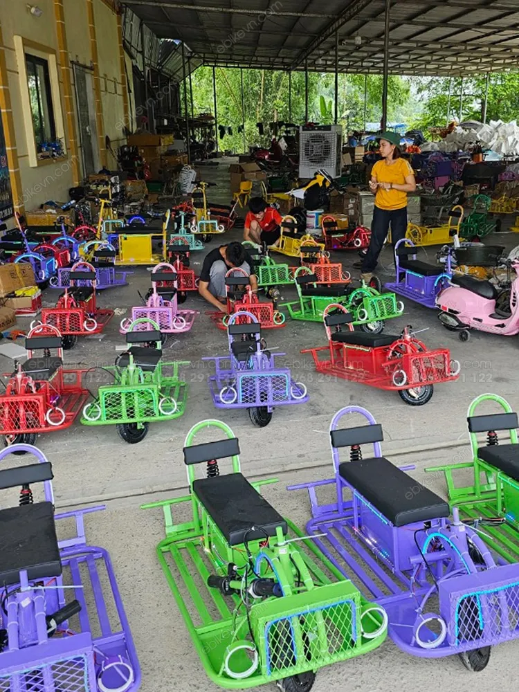 Cận cảnh bánh xe trước của xe điện khu vui chơi