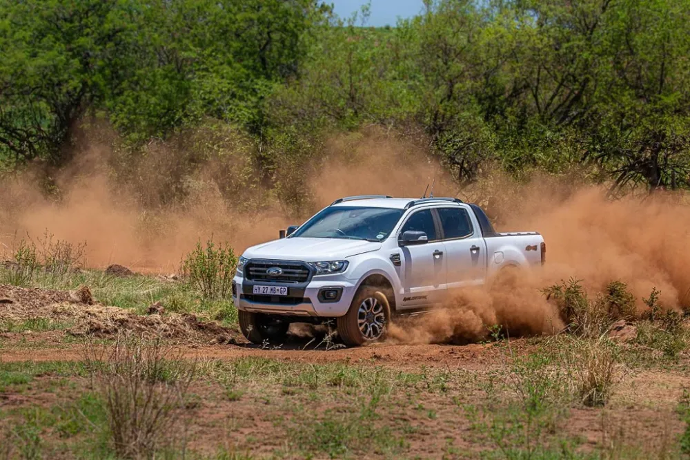 Góc chụp cận cảnh buồng lái xe bán tải, hiển thị các nút điều khiển chế độ lái và hệ thống hỗ trợ đổ đèo (HDC)