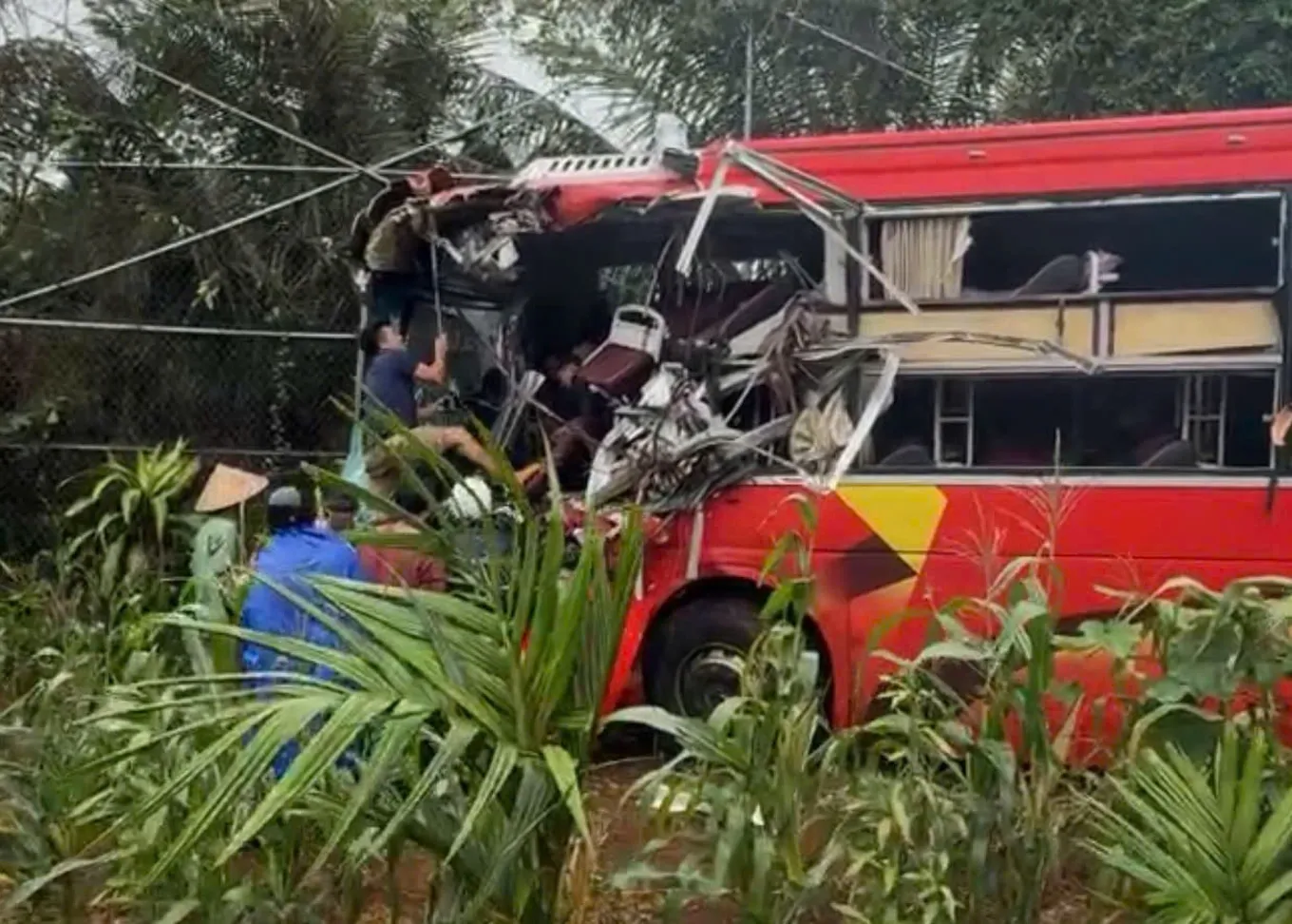 Hai xe khách tông nhau trên quốc lộ 14, một tài xế tử vong - 2