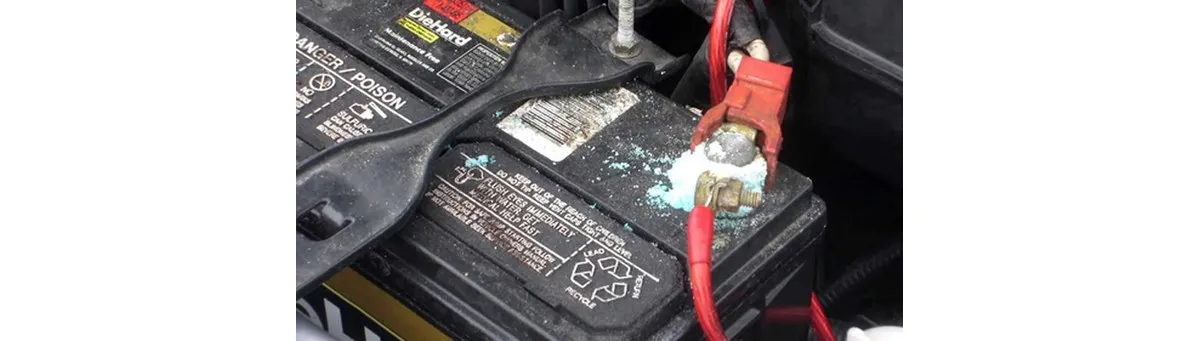 Bình ắc quy bị ăn mòn làm rò rỉ điện năng