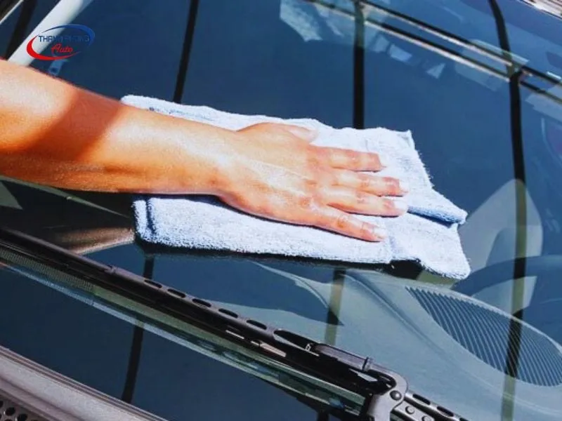 Phương pháp nào xử lý kính chắn gió ô tô bị mờ/ trầy xước hiệu quả?