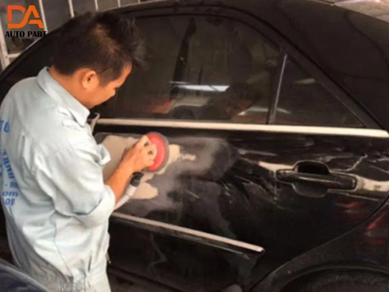 Xử lý vết xước sâu trên ô tô bằng keo trám