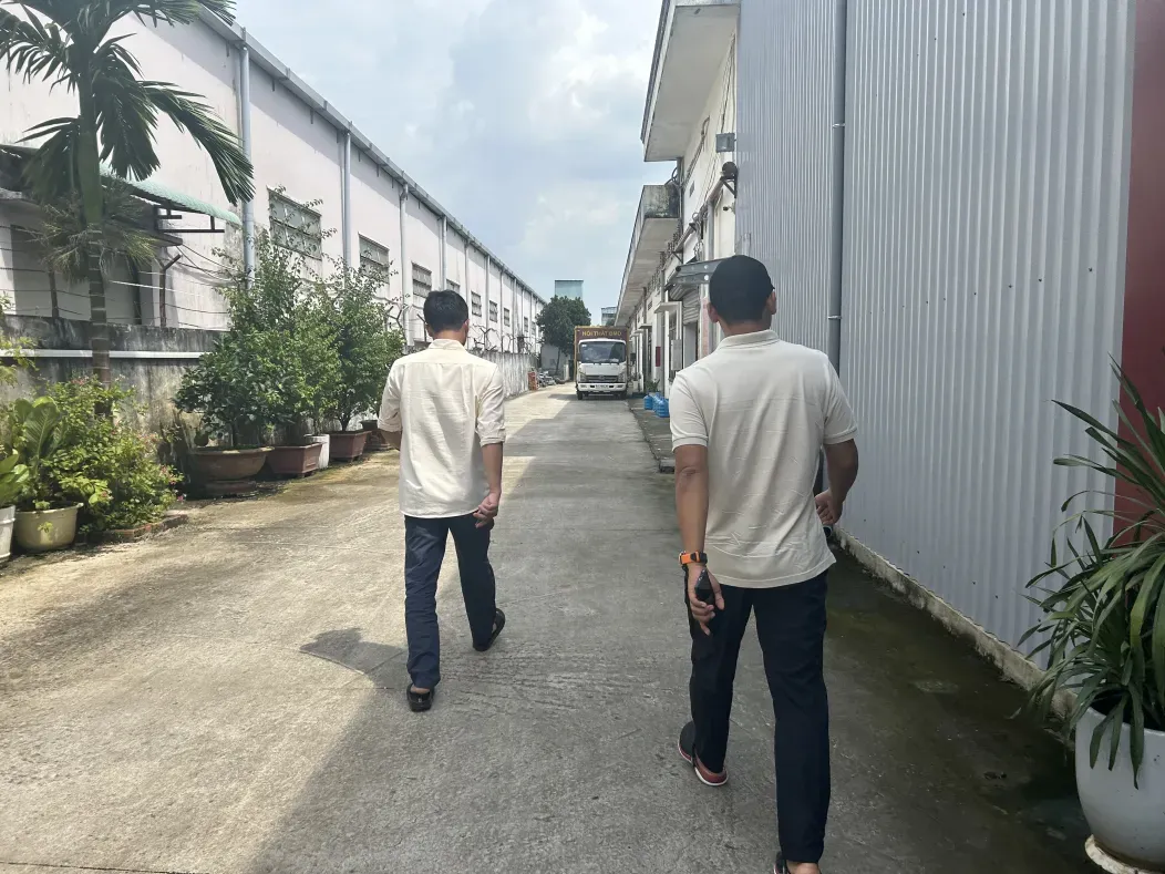 Chuyên viên thẩm định giá đang đến trực tiếp công ty của khách hàng