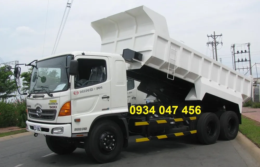 Cận cảnh hệ thống trục cầu và gầm xe ben Hino 3 chân mạnh mẽ