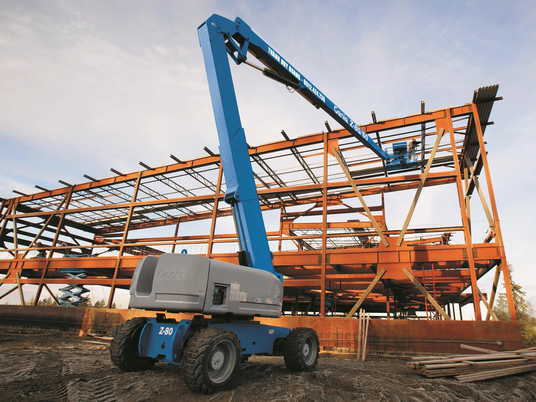 Xe nâng người Boomlift phục vụ lắp đặt cơ điện trên cao