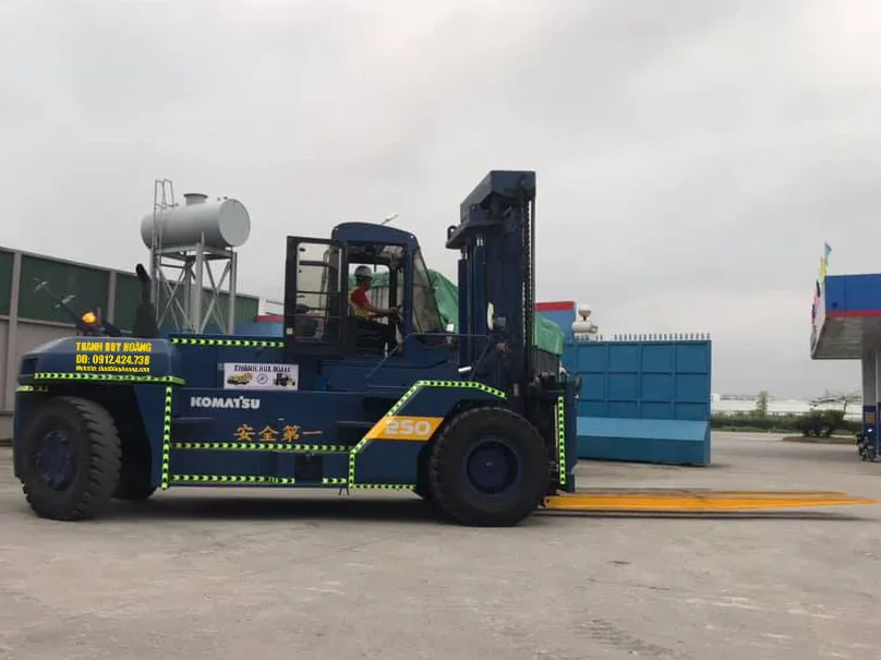 Xe nâng 25 tấn vận hành rút hàng máy móc từ container