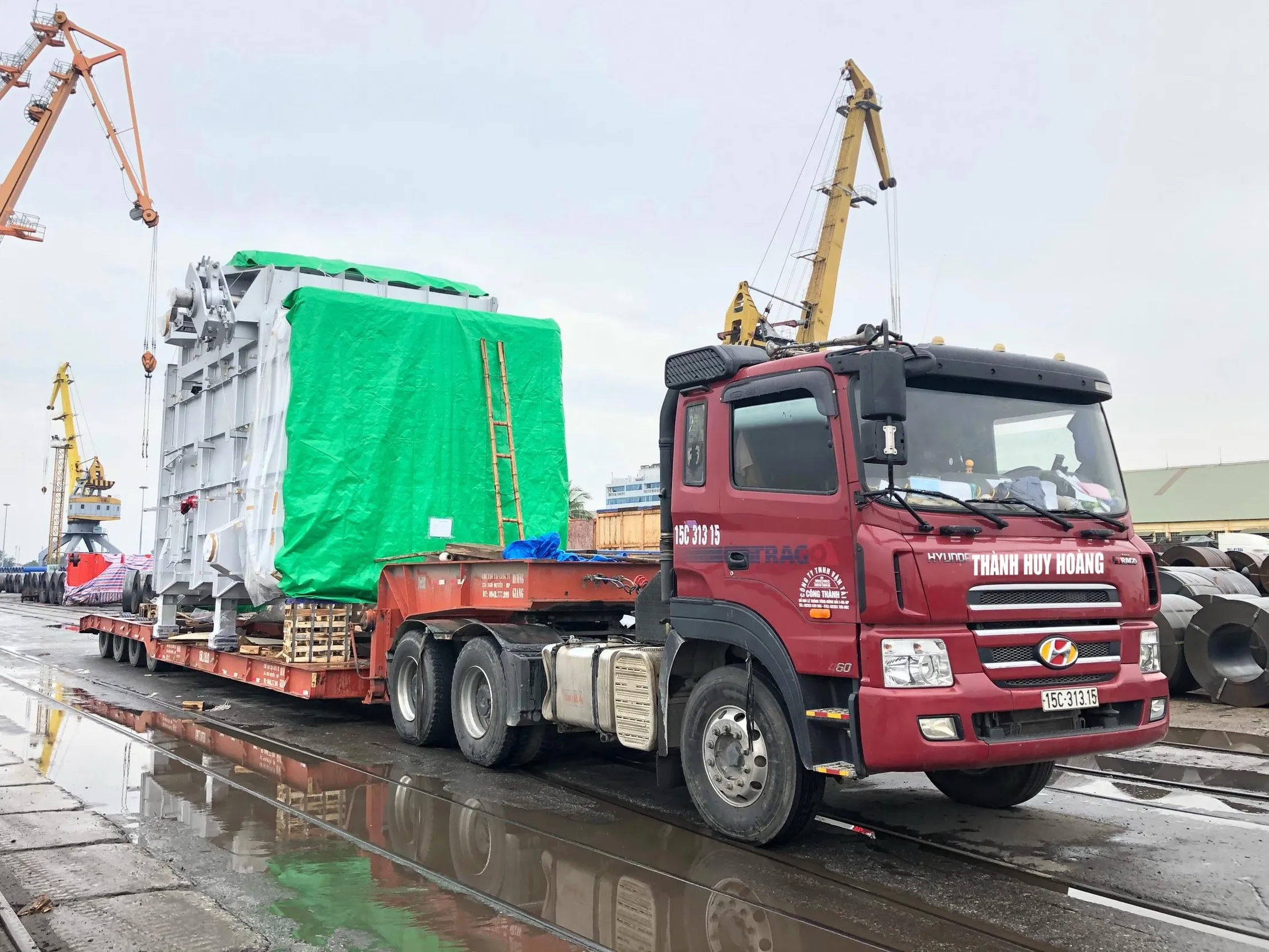 Kỹ thuật nâng hạ hàng quá khổ quá tải cần sự chính xác tuyệt đối