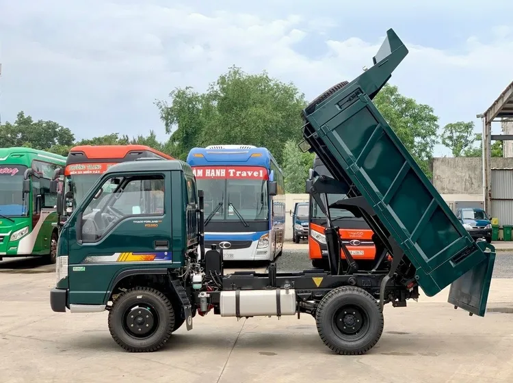 Góc nghiêng bên hông khi thùng xe ben Thaco FD250 được nâng lên