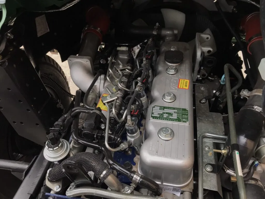 Khoang động cơ xe ben Howo 6t5 TMT ST8565D2 sử dụng động cơ YN33CRD1 mạnh mẽ và bền bỉ