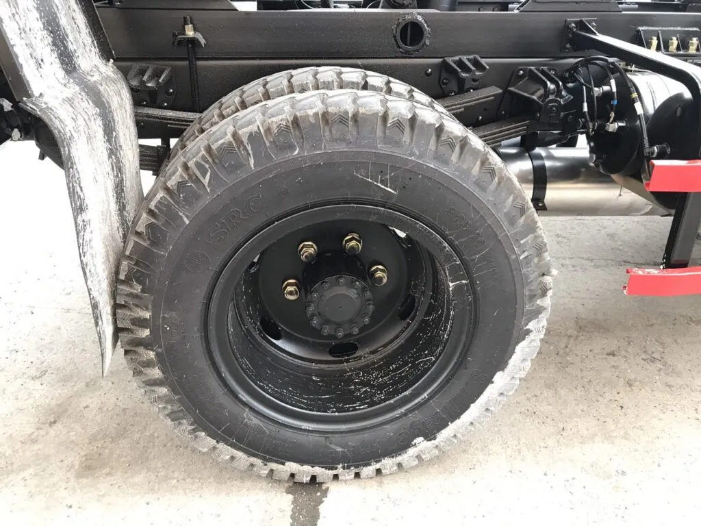 Khung Chassi dập nguội nguyên khối, cứng cáp của xe ben 6t5 Howo TMT ST8565D2, đảm bảo khả năng chịu tải vượt trội