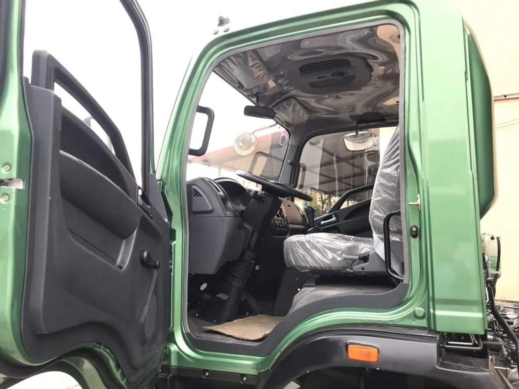 Thiết kế nội thất rộng rãi và tiện nghi của cabin xe ben Howo 6t5 TMT ST8565D2 với ghế da và vô lăng 4 chấu