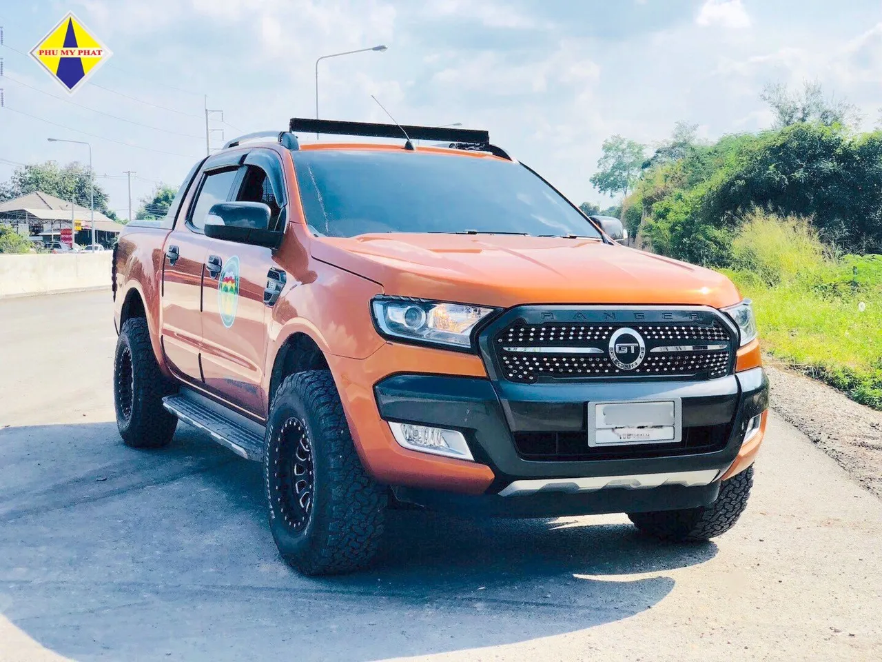 Xe bán tải màu đen sang trọng đang được đỗ tại một bãi đất trống sẵn sàng cho chuyến đi khám phá Đà Nẵng