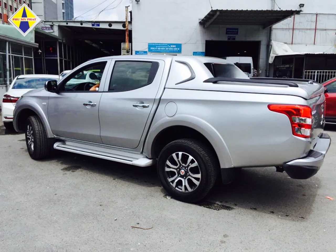 Chiếc Chevrolet Colorado màu đỏ nổi bật với thiết kế hầm hố, đang được cho thuê tự lái tại khu vực Đà Nẵng
