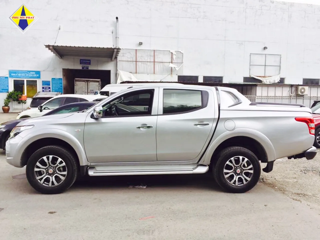 Một chiếc xe bán tải đang chạy trên địa hình đồi núi dốc, thể hiện khả năng vượt địa hình của xe cho thuê xe bán tải tự lái Đà Nẵng