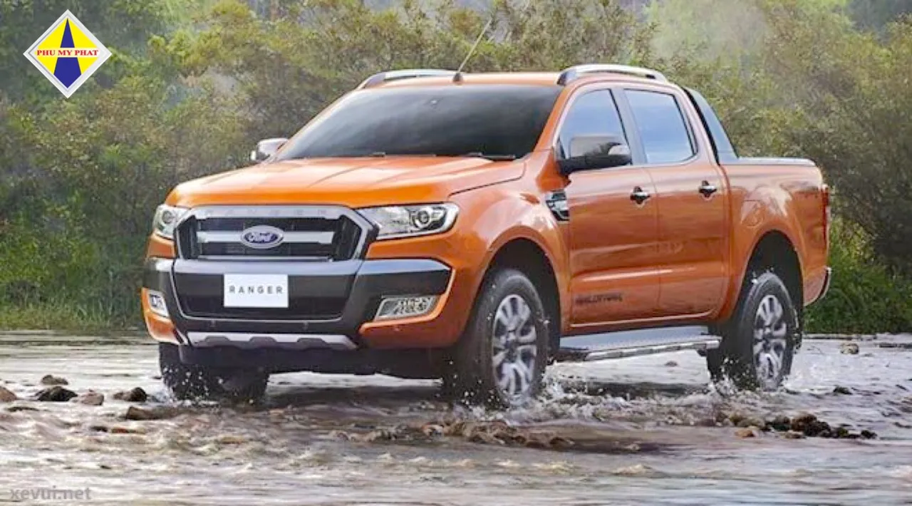 Hình ảnh chiếc Nissan Navara màu trắng, một mẫu xe bán tải được ưa chuộng nhờ sự bền bỉ và tiện nghi