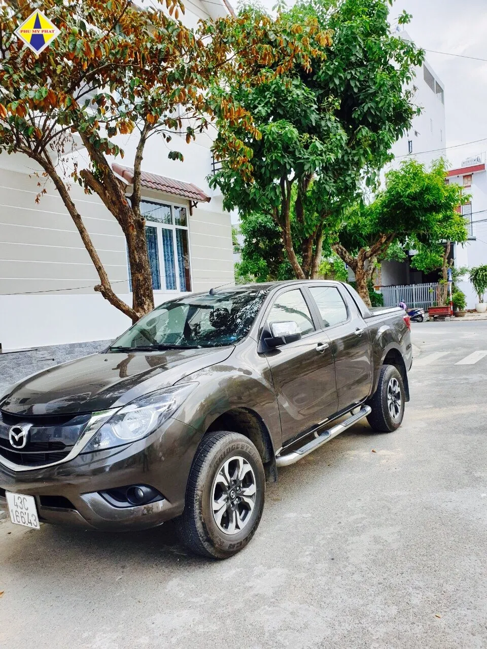 Chiếc Ford Ranger màu trắng bạc nổi bật, là một trong những lựa chọn hàng đầu cho thuê xe bán tải tự lái tại Đà Nẵng