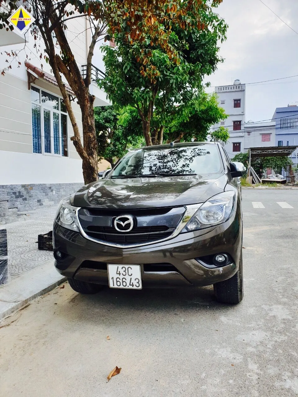 Mẫu xe bán tải Mazda BT-50 với thiết kế hiện đại và linh hoạt, được nhiều người tìm kiếm cho nhu cầu thuê xe tự lái