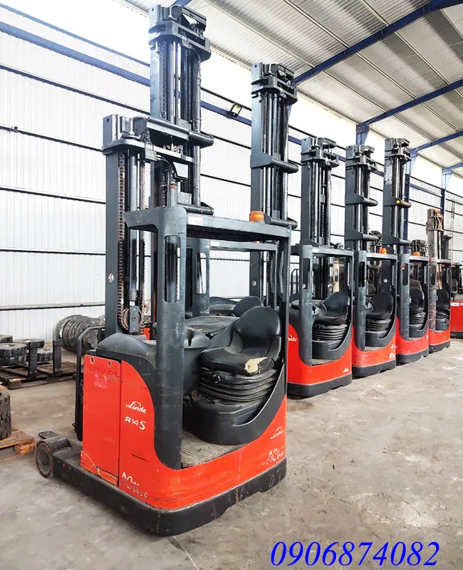 Kỹ thuật viên kiểm tra xe nâng