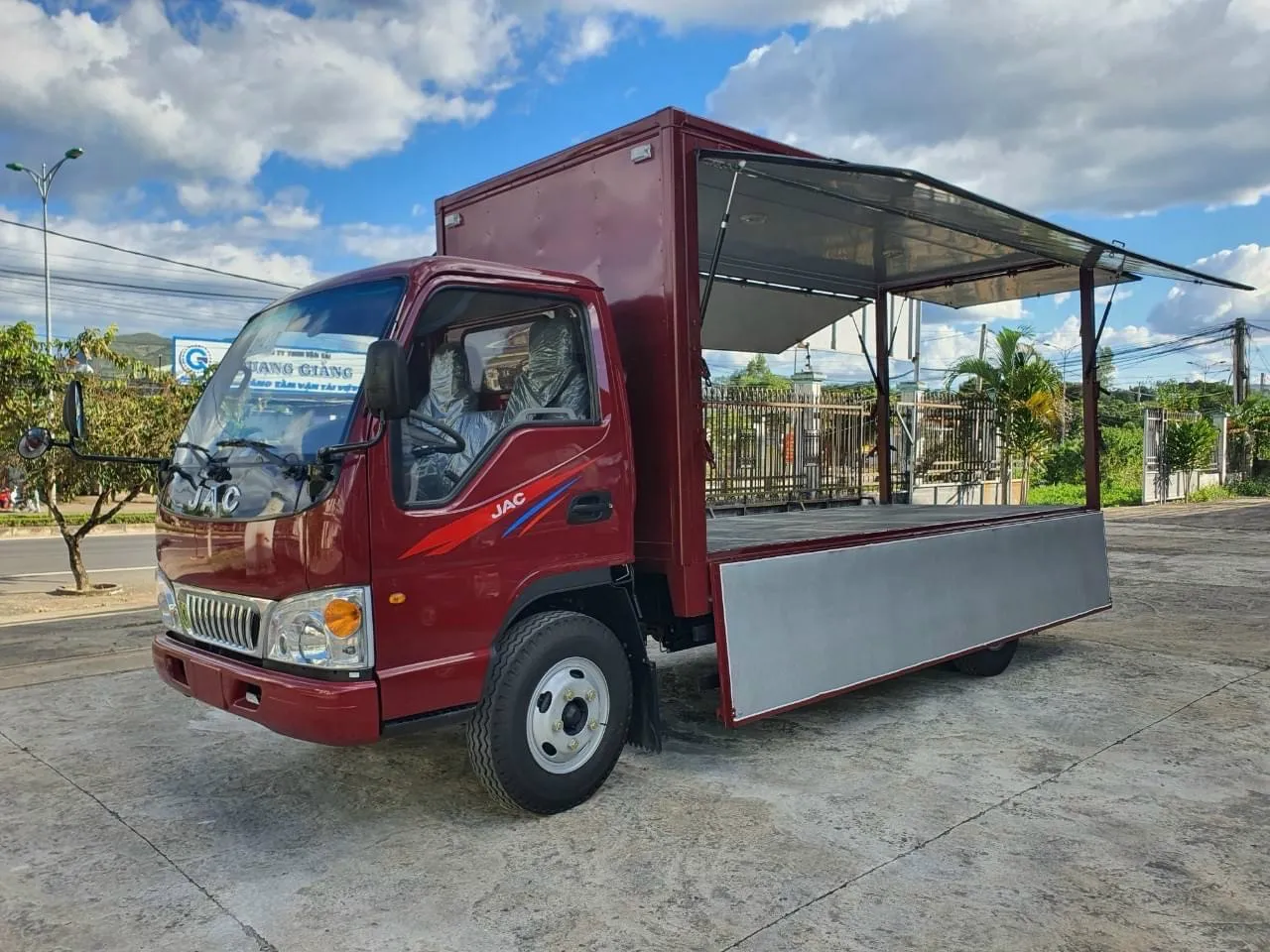 Xe tải 2.5 tấn mở thùng kín cánh dơi, dùng cho mục đích bán hàng lưu động