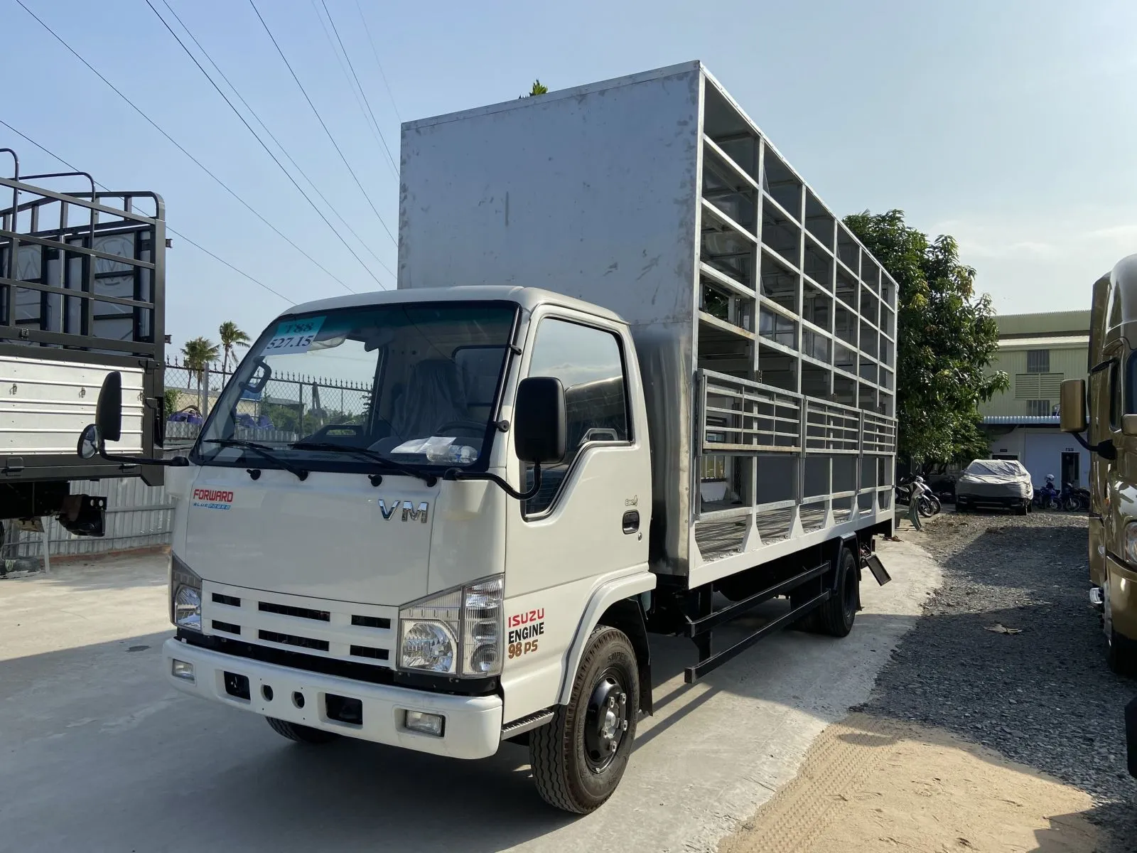 Xe tải 2 tấn đóng thùng chở xe máy với kết cấu cố định chắc chắn