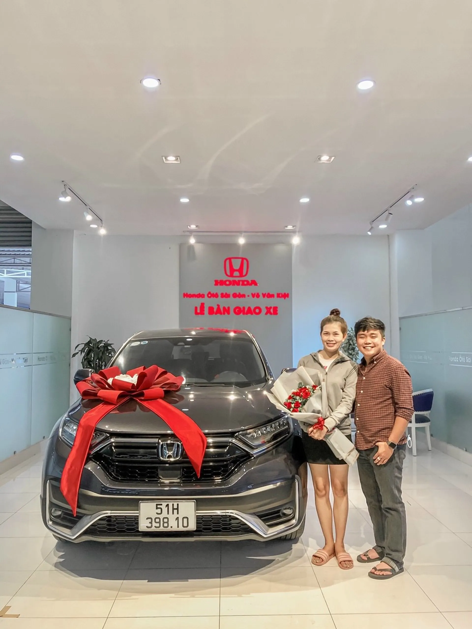 Đội ngũ nhân viên tận tâm hỗ trợ khách hàng trong suốt quá trình tính giá lăn bánh và mua xe