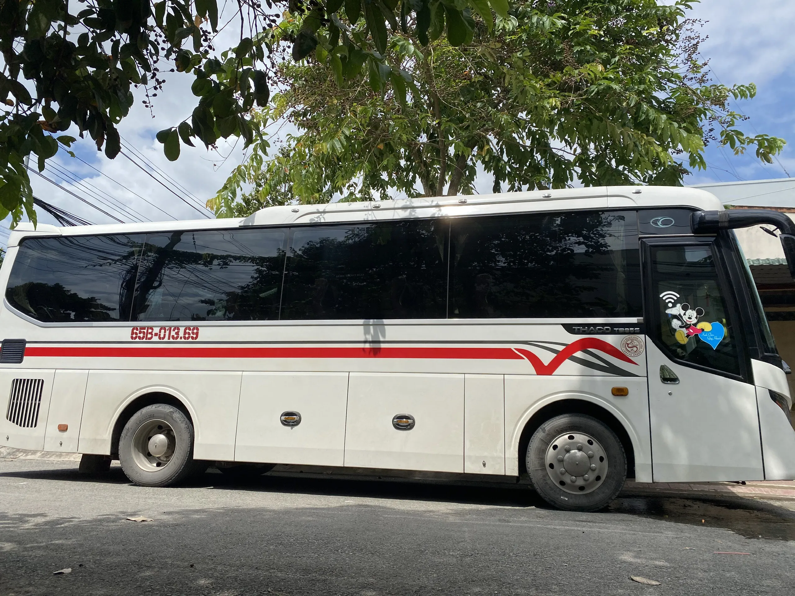 Hệ thống ghế ngồi và máy lạnh của xe du lịch 30 chỗ