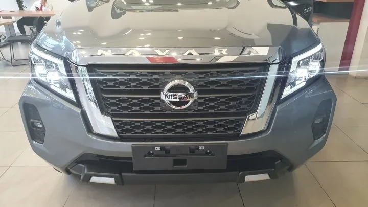 Hệ thống đèn pha Quad-LED 4 bóng và mặt ca lăng to bản